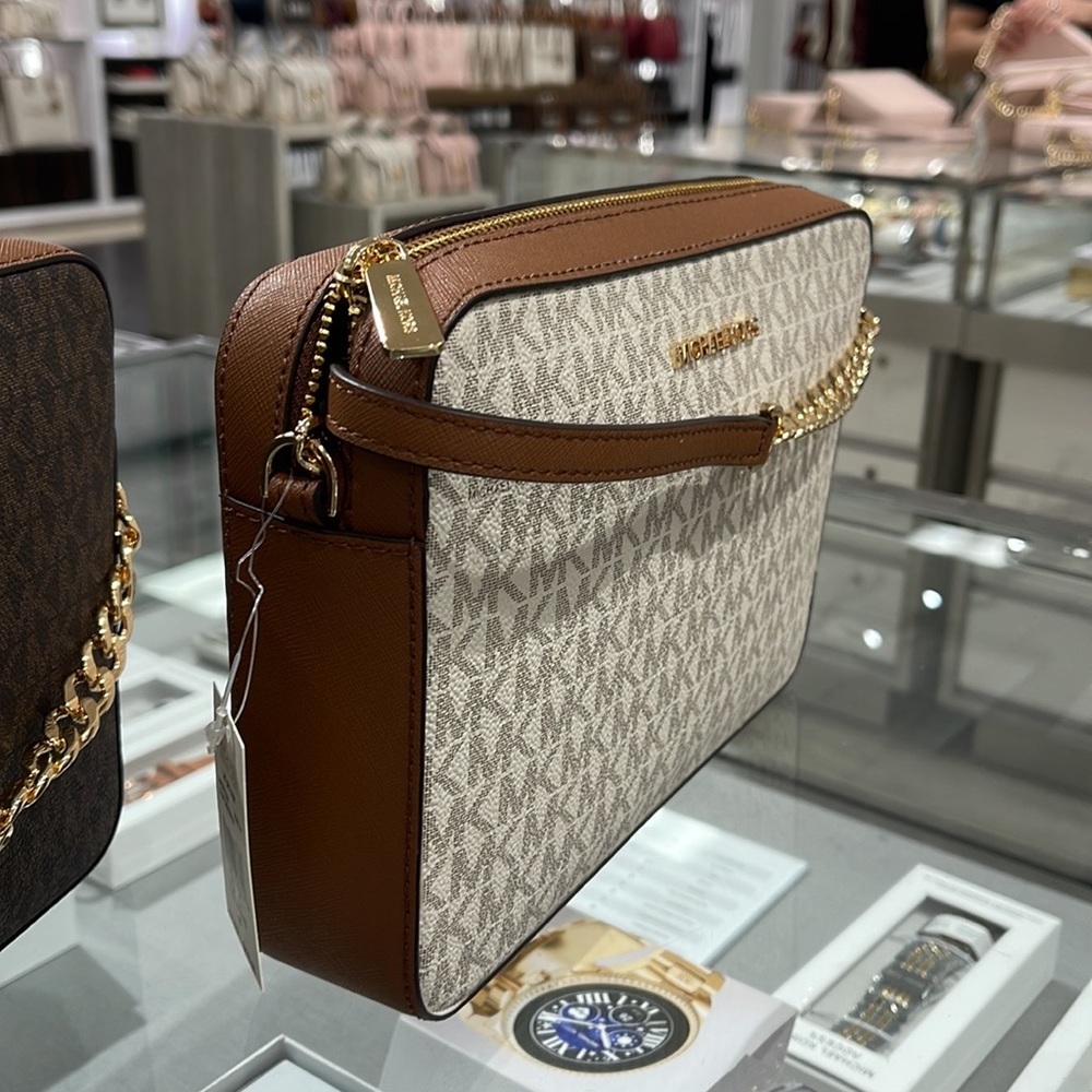 Michael Kors Jet Set Item Large East West Zip Crossbody Vanilla Signature 
EW - Picture 16 of 16